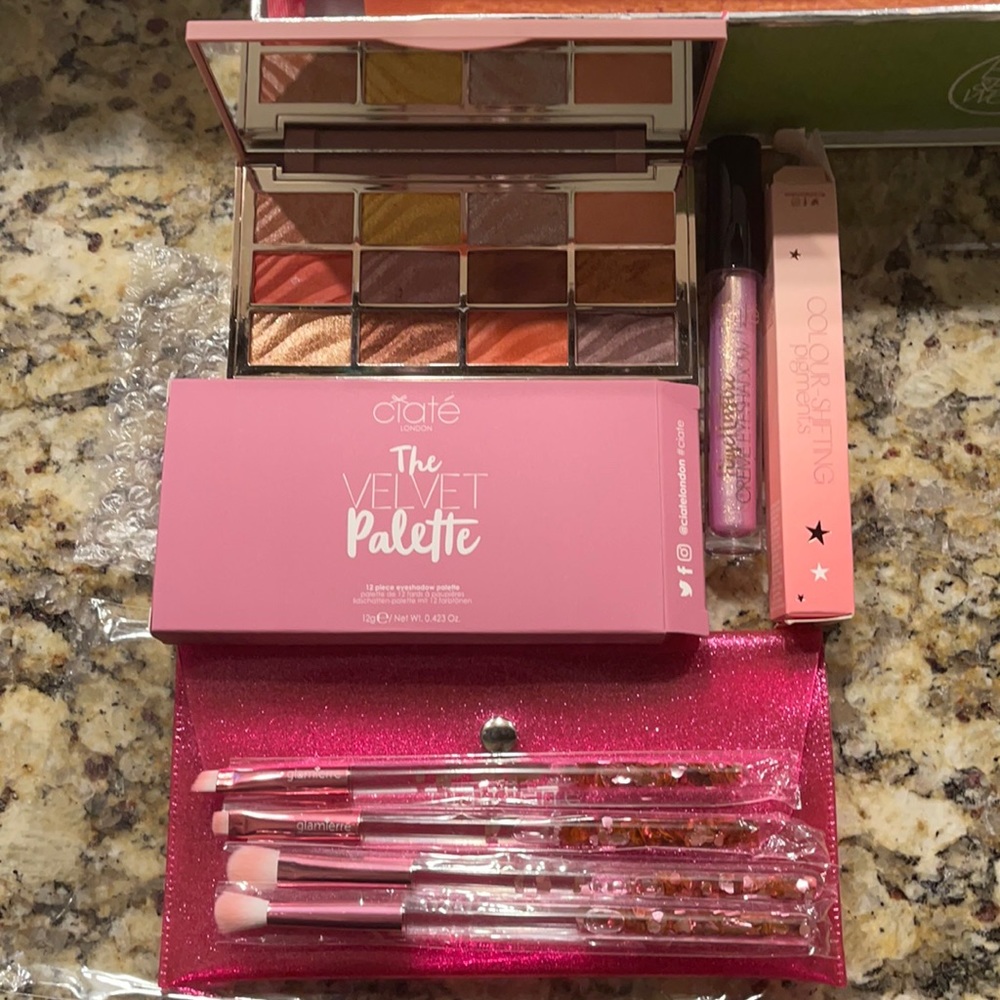 Makeup Bundle Ciate Eyeshadows and Brush set